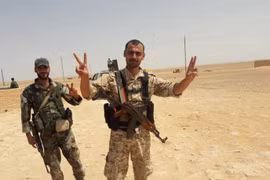 Quân đội Syria mừng chiến thắng Trạm bơm T-2 trên sa mạc Deir Ezzor - ảnh minh họa Masdar News