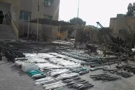 Kho vũ khí khổng lồ của IS ở Deir Ezzor vừa bị phát hiện - ảnh minh họa video SANA