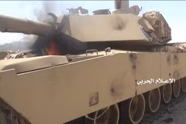 Một chiếc tăng Abrams của Ả rập Xê út bị Houthis thiêu hủy. Ảnh mạng xã hội Yemen Observer.