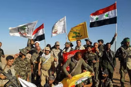 Lực lượng hỗn hợp quân đội Syria, PMU, Hezbollah trước cuộc tấn công vào thành phố Al-Bukamal - Deir Ezzor. Ảnh minh họa Masdar News