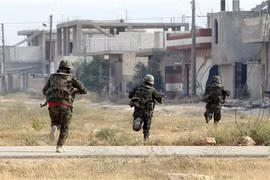 Quân đội Syria quyết liệt tấn công giành lại thị trấn al-Eis 