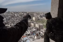 Binh sĩ quân đội Syria đối diện với khu chung cư dự án 1070 ở Tây Nam Aleppo
