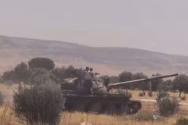 Xe tăng quân đội Syria trên chiến trường tỉnh Hama