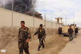 Binh sĩ Afghanistan tuần tiễu quanh căn cứ quân sự Afghanistan và Mỹ. 