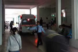 Bệnh viện Đà Nẵng tổ chức diễn tập nhằm đưa ra một phương án đón ông Nguyễn Bá Thanh tốt nhất. Trong ảnh là xe cứu thương chạy vào khuôn viên bệnh viện Đà Nẵng - Ảnh: Đ.Nam