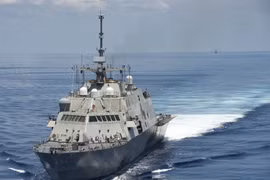 Tàu USS Fort Worth hôm 11/5 tuần tra ở vùng biển quốc tế gần quần đảo Trường Sa của Việt Nam ở Biển Đông, khi tàu khu trục tên lửa dẫn đường Yancheng (FFG 546) đi gần phía sau. Ảnh: US Pacific Fleet