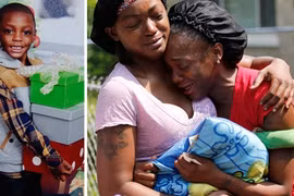 Amber Hailey, 28 tuổi, mẹ của Amari Brown, 7 tuổi, khóc ở phía ngoài nhà riêng, thành phố Chicago, hôm 5/7 sau khi biết tin con trai thiệt mạng vì bị bắn. Ảnh: The Chicago Tribune.