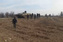 Binh sĩ sư đoàn Tiger tiến vào thị trấn Kafr Naboudeh vừa giải phóng. Ảnh video truyền thông Tiger