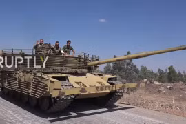 Xe tăng quân đội Syria tiến công vào thị trấn al-Shajara trên vùng nông thôn Daraa. Ảnh video