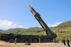 Phóng thử nghiệm tên lửa liên lục địa Hwasong-14 , ảnh truyền thông KCNA