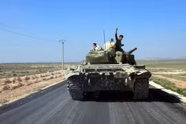 Xe tăng T-72 quân đội Syria trên đường tiến về Raqqa