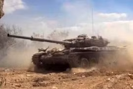 Xe tăng quân đội Syria tiến công trên chiến trường Douma- ảnh minh họa Masdar News