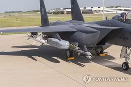 Máy bay chiến đấu F-15K Hàn Quốc trang bị tên lửa Taurus tấn công mặt đất - ảnh Yonhap