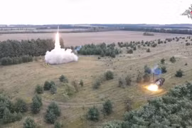Lực lượng pháo binh - tên lửa Nga phóng tên lửa Iskander - K trên chiến trường Donetsk. Ảnh Video Bộ Quốc phòng Nga. 