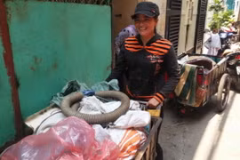 Bà Hồng vui mừng khi nhận thông báo của Công an Q.Tân Bình sẽ bàn giao 100% số tiền 5 triệu yên Nhật cho bà - Ảnh: Đức Thanh.
