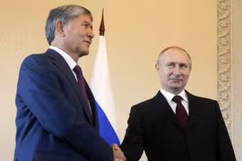 Putin chính thức tái xuất sau 11 ngày vắng bóng