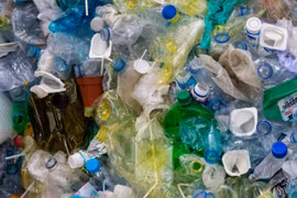 Rác thải nhựa polyethylene (PE). Ảnh minh họa Indian Express.