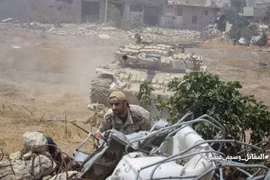 Binh sĩ quân đội Syria tấn công vào thị trấn Ayn Tarma, ngoại ô Damascus