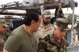 Đại tá Mohammad Jaber, tỷ phú dầu mỏ Syria, người tổ chức và lãnh đạo lữ đoàn Diều hâu Sa mạc Syria cùng tổng tham mưu trưởng quân đội Syria
