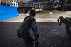 Binh sĩ quân đội Philippine giao chiến với IS trong thành phố Marawi