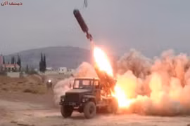 Lực lượng pháo binh - tên lửa quân đội Syria tấn công các nhóm Hồi giáo cực đoan ở Daraa. Anh minh họa Masdar News