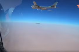 Máy bay ném bom chiến lược Tu-95MS phóng tên lửa hành trình Kh-101 