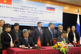 Lãnh đạo Bộ Khoa học và Công nghệ cùng đại diện Rosatom ký bản thoả thuận ghi nhớ hợp tác truyền thông.