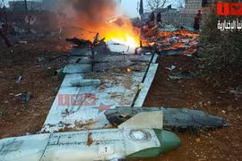 Một phần cánh chiếc máy bay Su-25 sau khi phát nổ và bốc cháy - ảnh truyền thông đối lập Syria