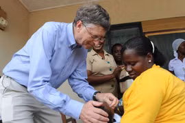 Bill Gates, cựu CEO của Microsoft hiện là người giàu nhất thế giới. Kể từ năm 2000, Gates cùng với vợ đã điều hành quỹ Bill and Melinda Gates Foundation. Cho đến nay, quỹ này đã làm từ thiện số tiền trên 30 tỷ USD.