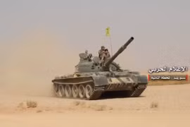 Xe tăng lực lượng Hezbollah trên chiến trường sa mạc Deir Ezzor - ảnh minh họa Masdar News