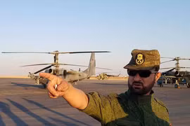Thiếu tướng Suheil al-Hassan giao nhiệm vụ chiến đấu cho đơn vị đổ bộ đường không của lực lượng Tiger = Ảnh Syrian Reposters