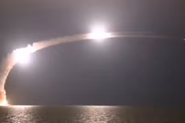 Tàu ngầm Nga phóng tên lửa hành trình tiêu diệt IS ở Syria - ảnh Bộ quốc phòng Nga
