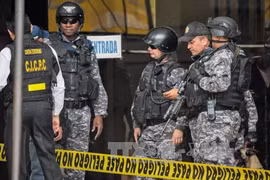 Binh sĩ Venezuela kiểm tra tòa nhà Quốc hội sau khi nhận được cảnh báo có bom. Ảnh: AFP/TTXVN