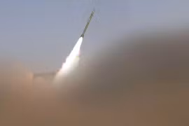 Lực lượng Houthi Yemen phóng 2 tên lửa đạn đạo Badir-1P tấn công Liên mnh quân sự Ả rập Xê út.