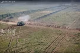 Xe tăng Donesk huấn luyện chiến đấu. Ảnh minh họa video dân quân Donesk
