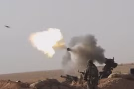 Quân đội Syria pháo kích vào các tay súng khủng bố trên chiến trường căn cứ quân sự T-2 - ảnh video Hezbollah