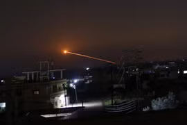 Lực lượng phòng không Syria đánh trả tên lửa Israel trong cuộc không kích. Anh South Front