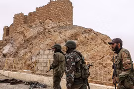 Binh sĩ quân đội Syria chiến đấu trên chiến trường ngoại ô thành phố Mayadeen - ảnh minh họa Muraselon