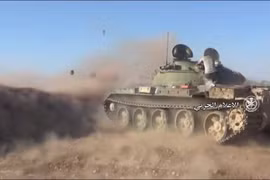 Xe tăng quân đội Syria tiến công trên chiến trường Hama, ảnh minh họa Masdar News
