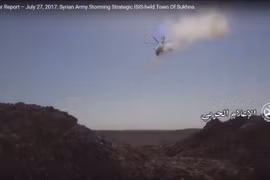 Trực thăng tấn công không quân Nga phóng rockets yểm trợ quân đội Syria tấn công thị trấn Al-Sukhnah