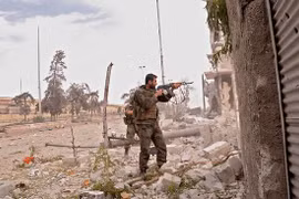 Binh sĩ Syria đang chiến đấu với các tay súng IS