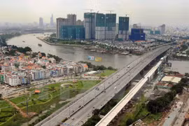 Cầu vượt đường sắt đô thị tuyến Metro số 1 vượt sông Sài Gòn. (Ảnh: An Hiếu/TTXVN)