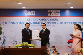 Ông Lưu Trung Thái nhận chứng nhận ISO/IEC
