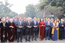 Tổng Bí thư Nguyễn Phú Trọng dâng hương tại Tượng đài vua Lý Thái Tổ. (Ảnh: Trí Dũng/TTXVN)