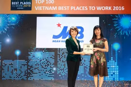 Giám đốc khối Nhân sự Trần Thị Bảo Quế nhận giải