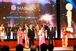 SeABank vinh dự được Phó Thủ tướng thường trực Chính phủ Trương Hòa Bình trao giải