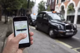 Ở nước ngoài, taxi công nghệ là loại hình dịch vụ tiên tiến và được ủng hộ. Ảnh: Reuters.