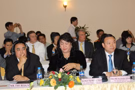 Bà Phan Thị Phương Thảo - chủ tịch HĐQT tập đoàn Khang Thông (ở giữa). 
