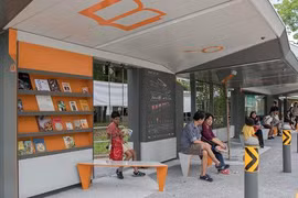 Người chờ xe buýt có thể truy cập Wi-Fi miễn phí, chọn lấy một cuốn sách và đọc, tải e-book ...