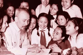 Bác Hồ và các cháu thiếu nhi